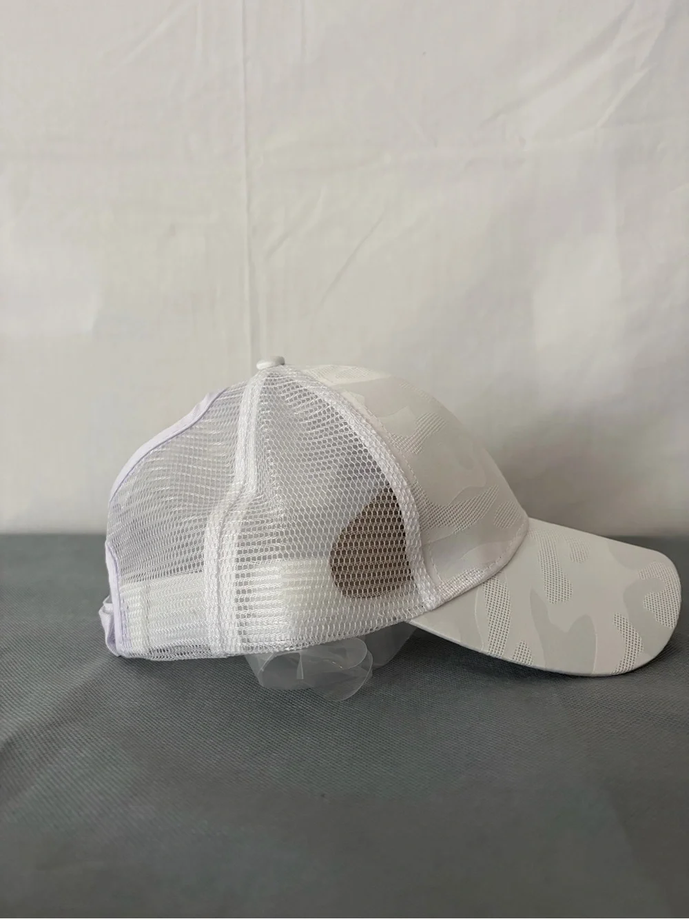 Women’s Ponytail Trucker Hat White Camo Mesh Snapback New (B189)